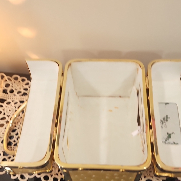 Luxurious Gold Cosmetic Case - Picture 9 of 10